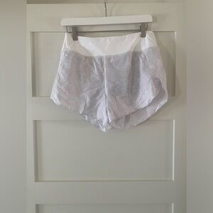 Athleta Run with it 3 in Shorts White Snake Skin Pattern Size S